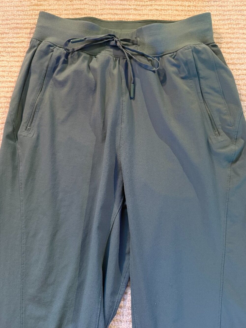 Lululemon License to Train high rise Jogger size 4